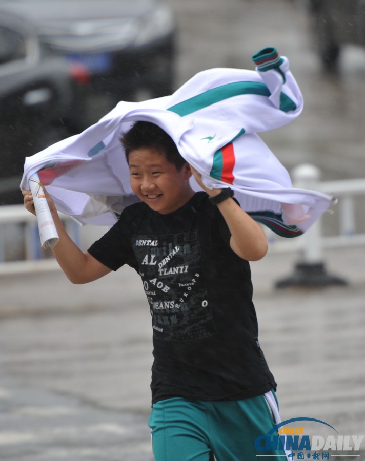臺(tái)風(fēng)“百合”逼近海南 瓊海市民躲雨避風(fēng)各有高招