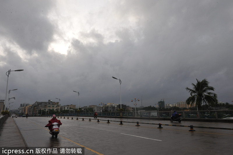 臺(tái)風(fēng)“百合”逼近海南 瓊海市民躲雨避風(fēng)各有高招