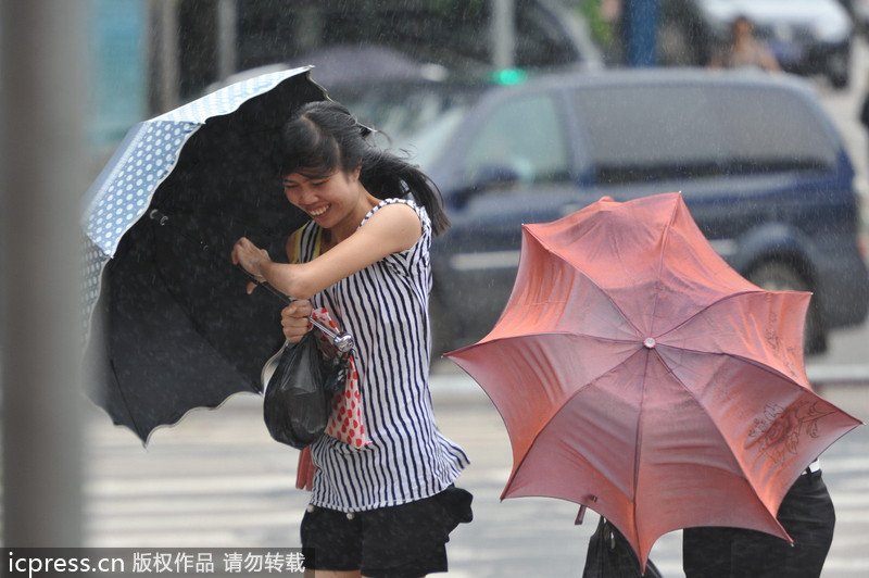 臺(tái)風(fēng)“百合”逼近海南 瓊海市民躲雨避風(fēng)各有高招