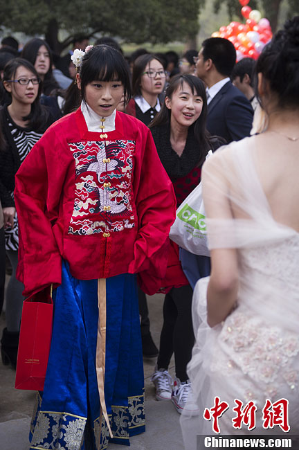 北京六百高中生圓明園內(nèi)舉行成人禮
