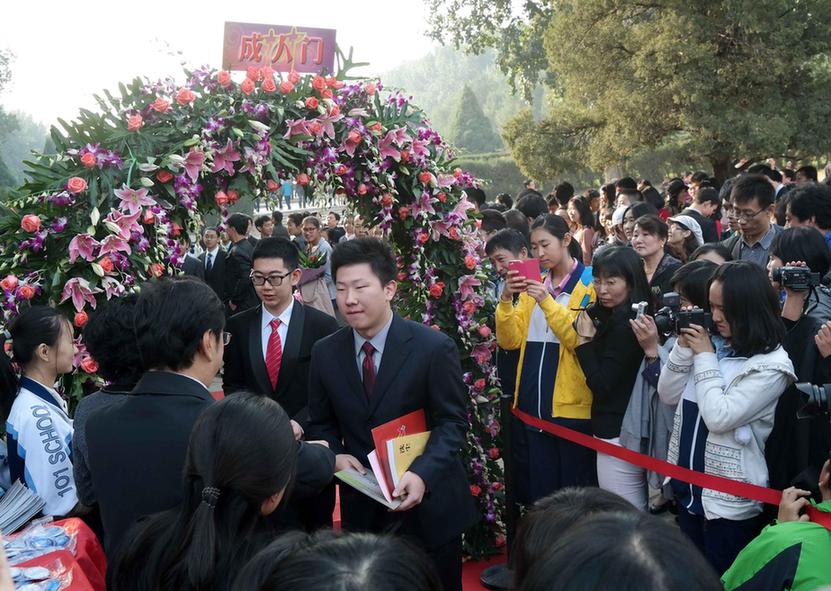 北京六百高中生圓明園內舉行成人禮