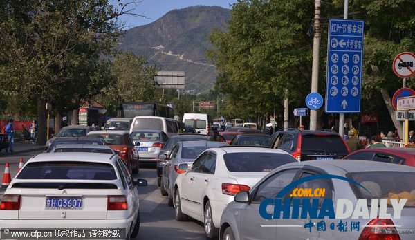 北京:香山紅葉迎來(lái)賞紅高峰 停車(chē)場(chǎng)8點(diǎn)就滿了