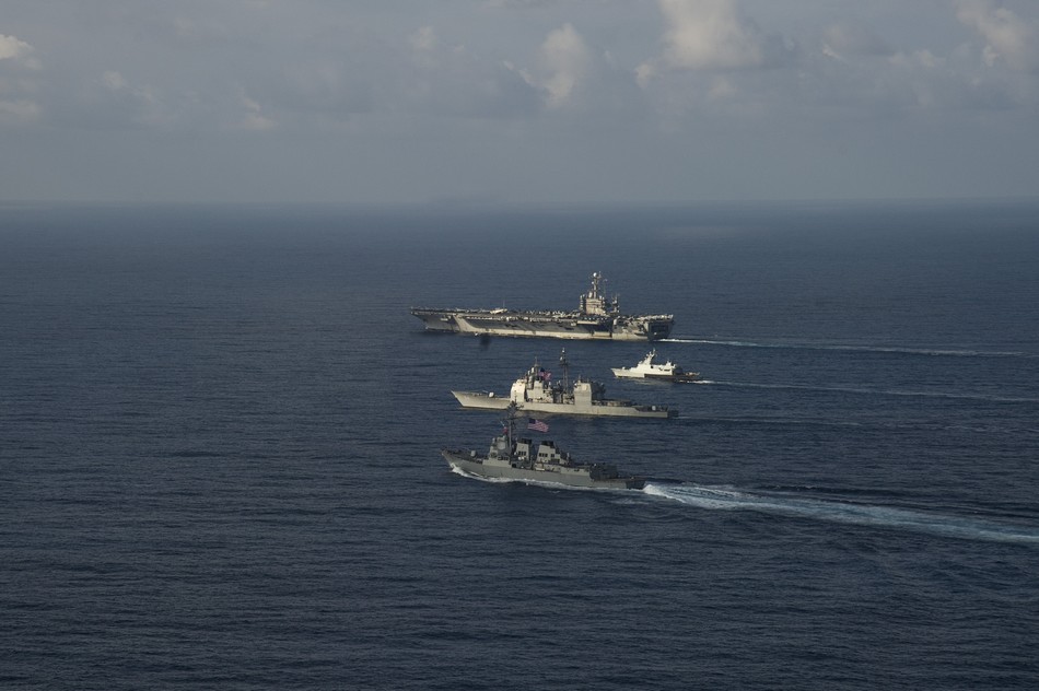 美海軍航母編隊(duì)在中國(guó)南海訓(xùn)練演習(xí)