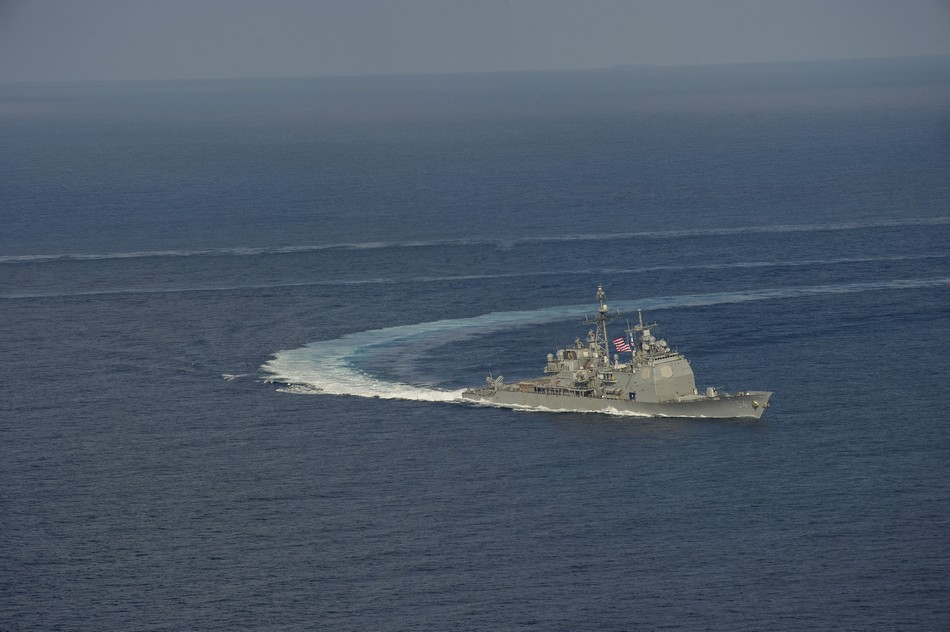 美海軍航母編隊(duì)在中國南海訓(xùn)練演習(xí)