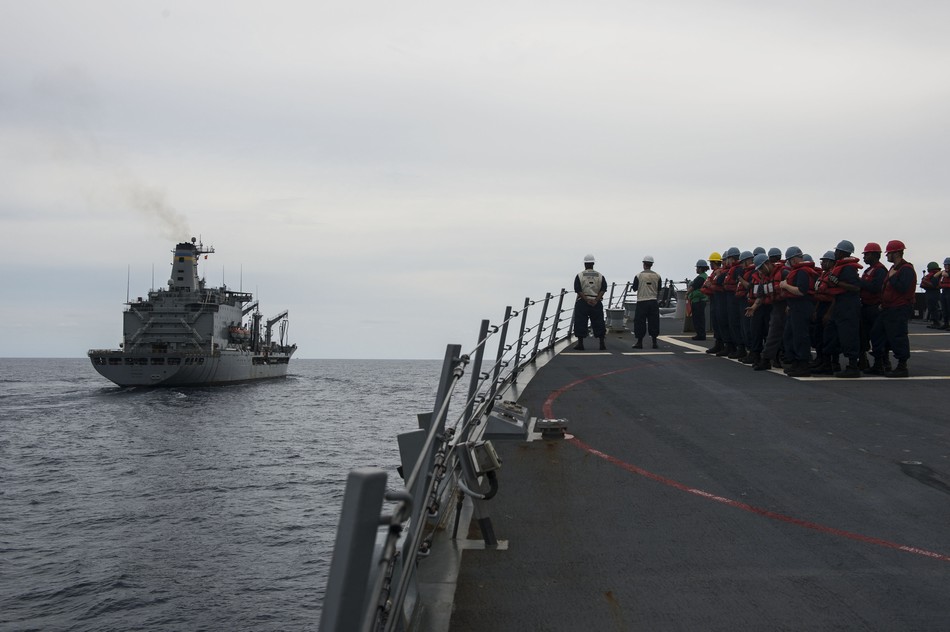 美海軍航母編隊(duì)在中國南海訓(xùn)練演習(xí)