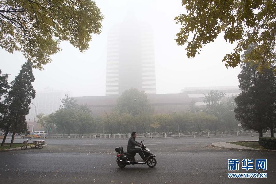 全國多地遭遇霧霾 大明湖成“白紙”一張