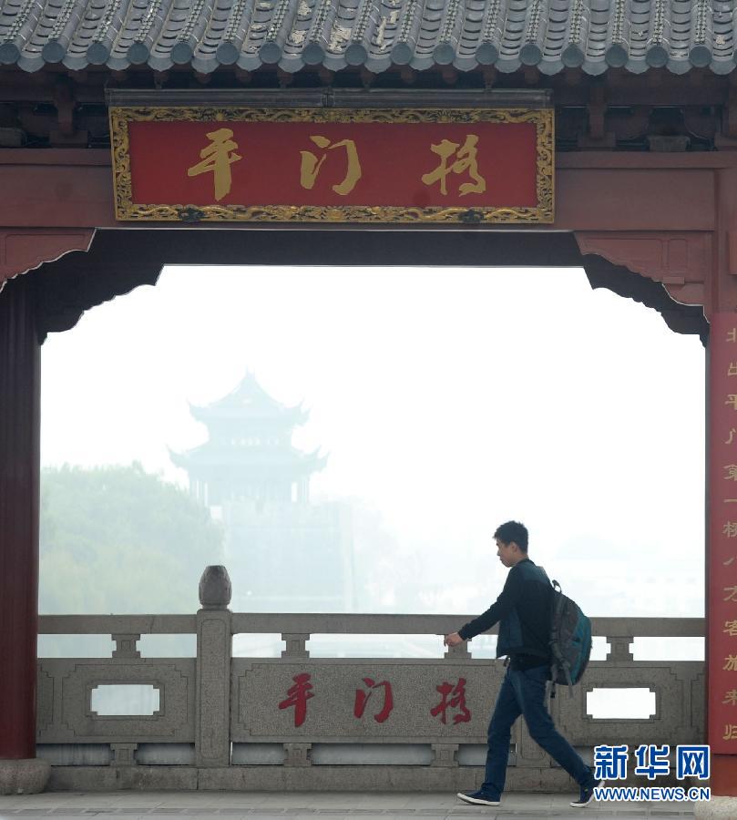 全國(guó)多地遭遇霧霾 大明湖成“白紙”一張