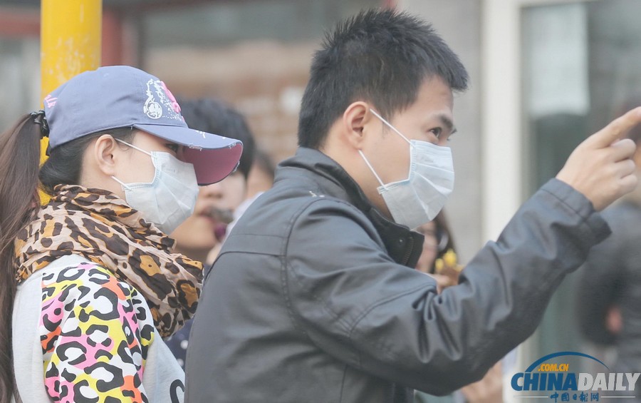 全國(guó)多地遭遇霧霾 大明湖成“白紙”一張