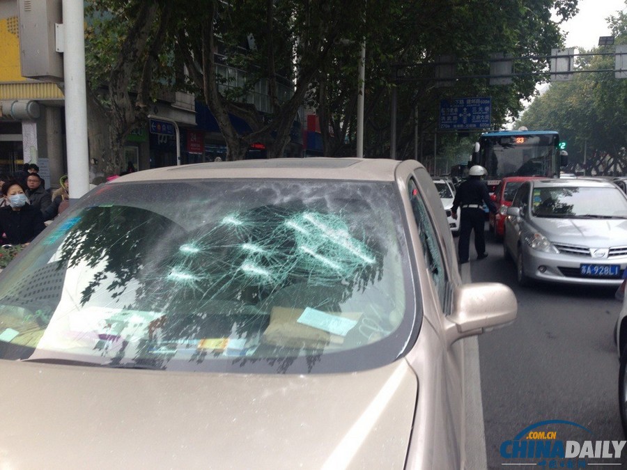 南京一男子疑涉毒駕車狂飆撞傷交警