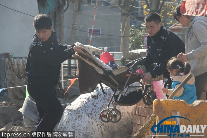 濟(jì)南地下管道爆炸掀翻路面 3人受傷