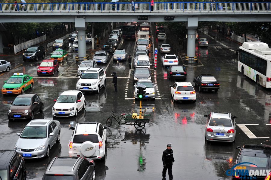 紅綠燈“坐”三輪車街頭執(zhí)勤