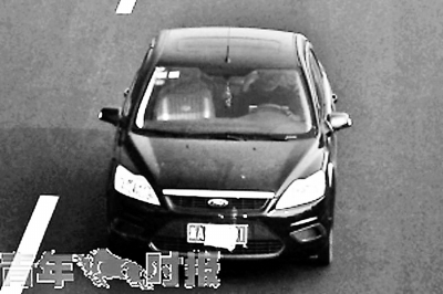 為給媳婦搶電商紅包高速上邊開(kāi)車邊上網(wǎng) 被交警攔截