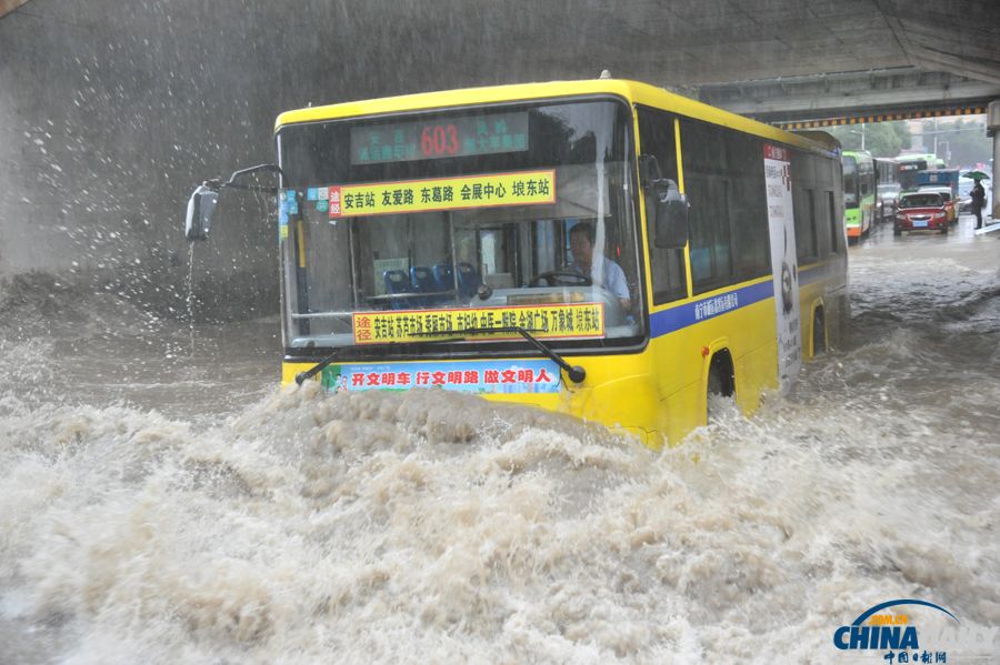 臺風(fēng)“海燕”襲廣西 南寧普降暴雨