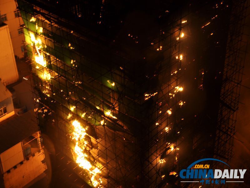 湖北大冶一在建38米高井塔突發(fā)大火