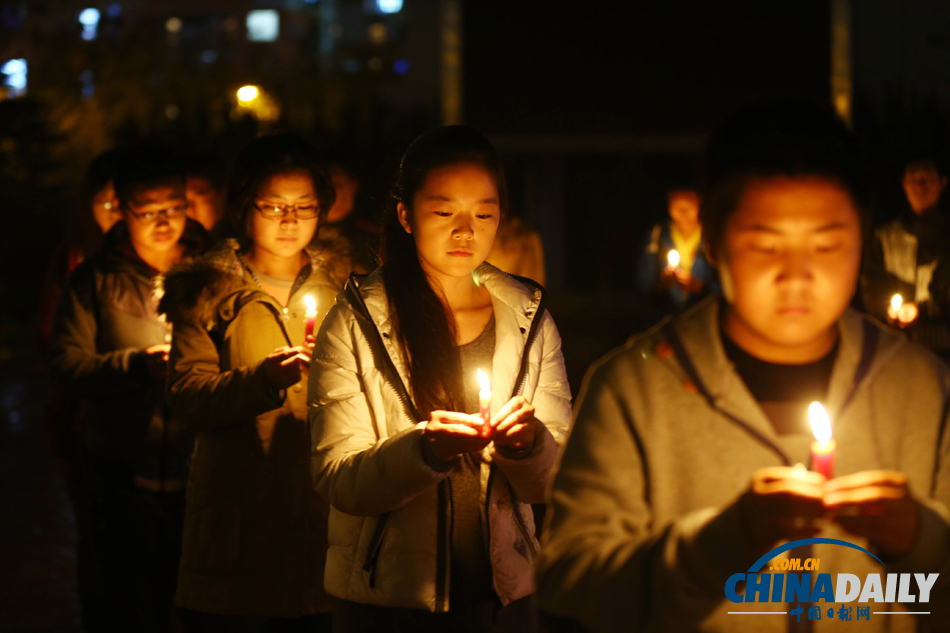 大學(xué)生為中石化黃濰輸油管線爆燃事故遇難者默哀