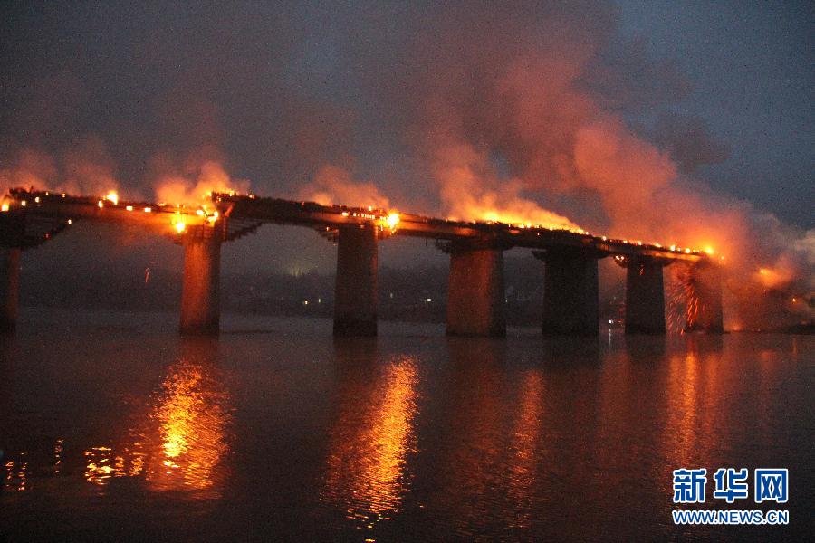 重慶黔江“亞洲第一廊橋”發(fā)生火災(zāi)　橋面木質(zhì)建筑被燒毀