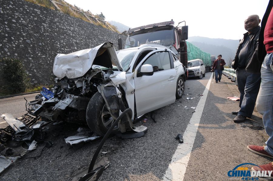 滬昆高速貴州境內12車連環(huán)相撞 多人死傷