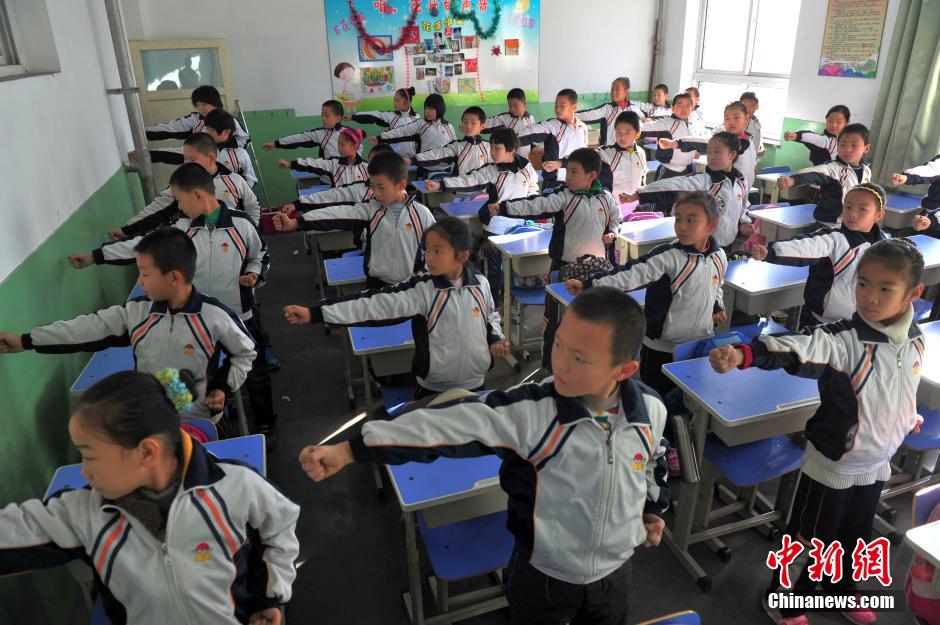 霧霾頻頻來襲 河北一小學獨創(chuàng)“防霾”武術(shù)健身操
