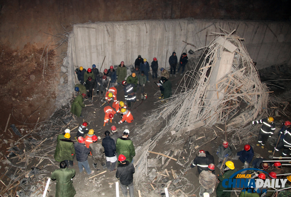 河北遵化一在建庫(kù)房坍塌事故現(xiàn)場(chǎng)曝光 已致8人死亡