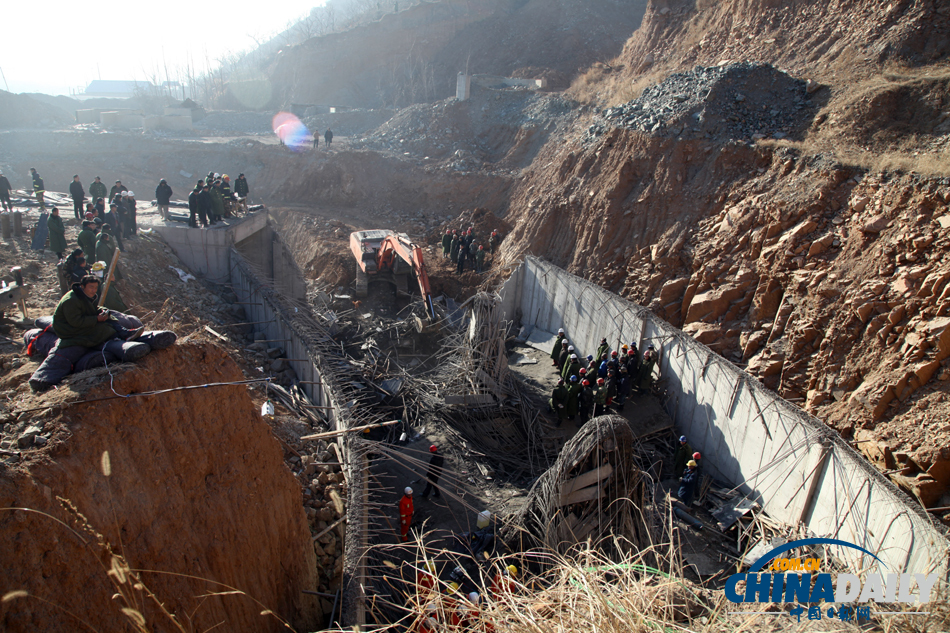 河北遵化一在建庫(kù)房坍塌事故現(xiàn)場(chǎng)曝光 已致8人死亡