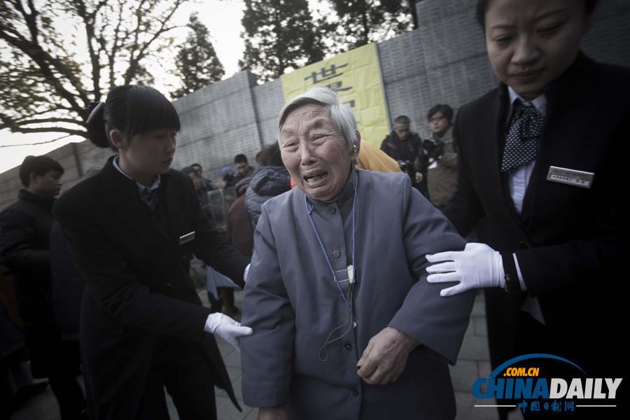 南京舉行國(guó)際和平集會(huì)悼念南京大屠殺30萬同胞遇難76周年