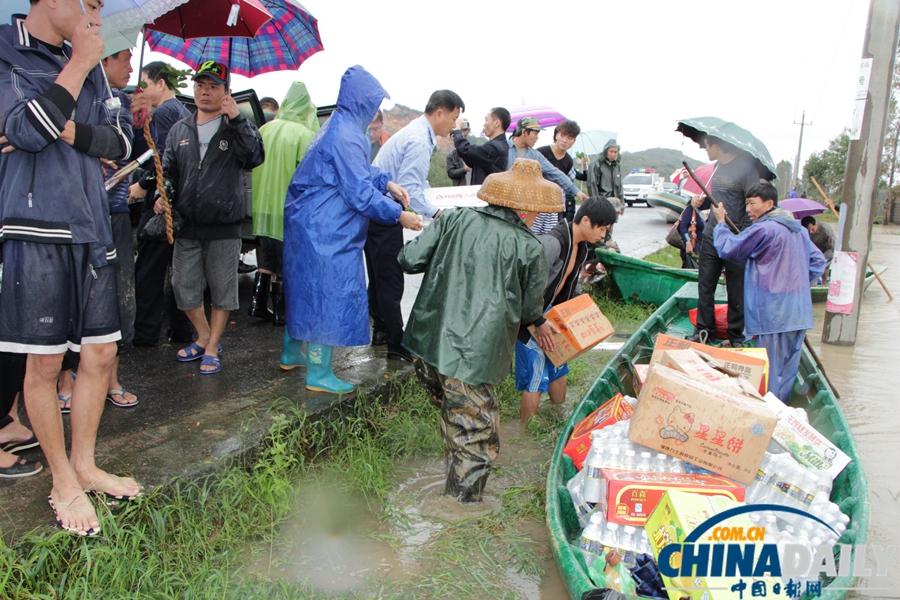 海南萬(wàn)寧：普降暴雨緊急轉(zhuǎn)移民眾