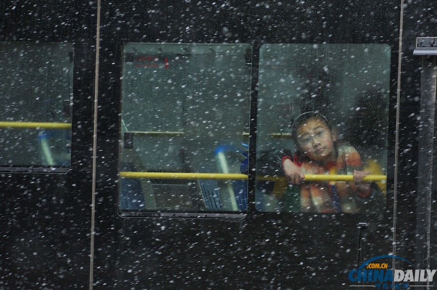 南方持續(xù)雨雪第三日 昆明機場延長臨時關閉時間