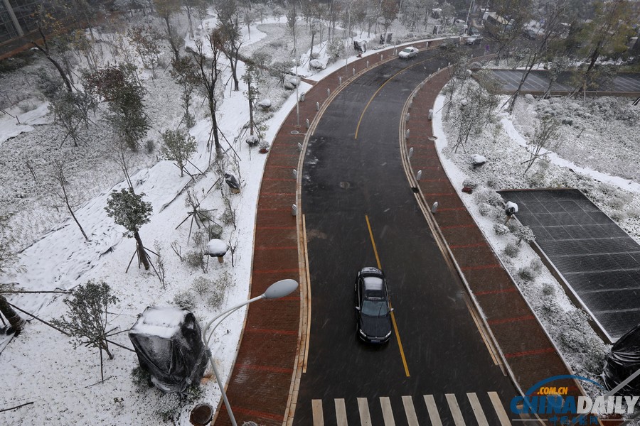 南方持續(xù)雨雪第三日 昆明機場延長臨時關閉時間