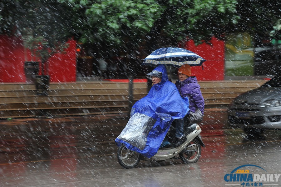 南方持續(xù)雨雪第三日 昆明機場延長臨時關(guān)閉時間