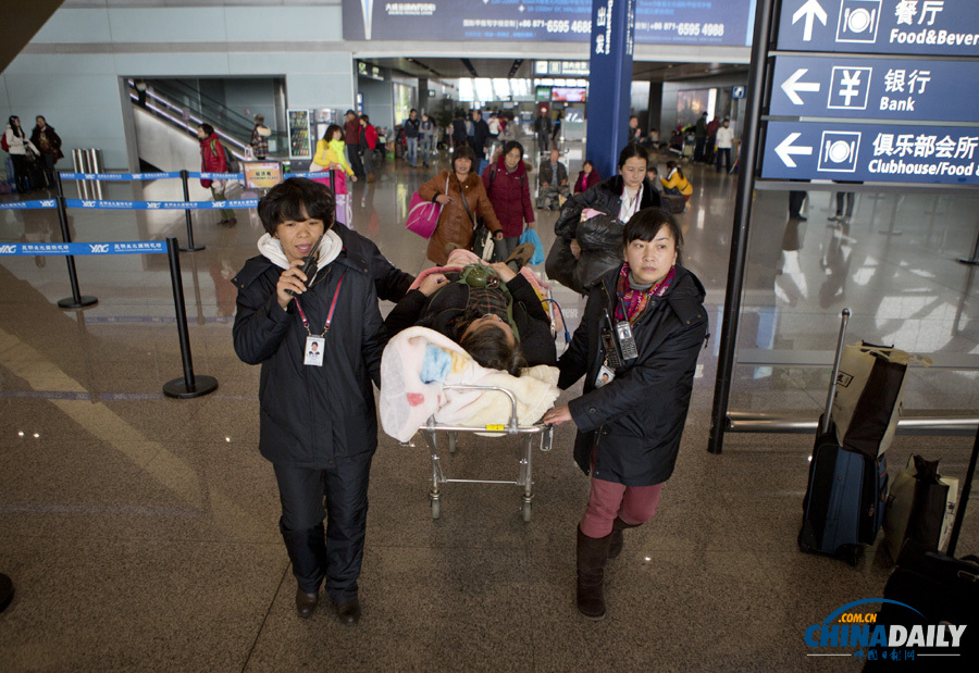 昆明機場一名因大雪滯留旅客暈倒 緊急送醫(yī)救治