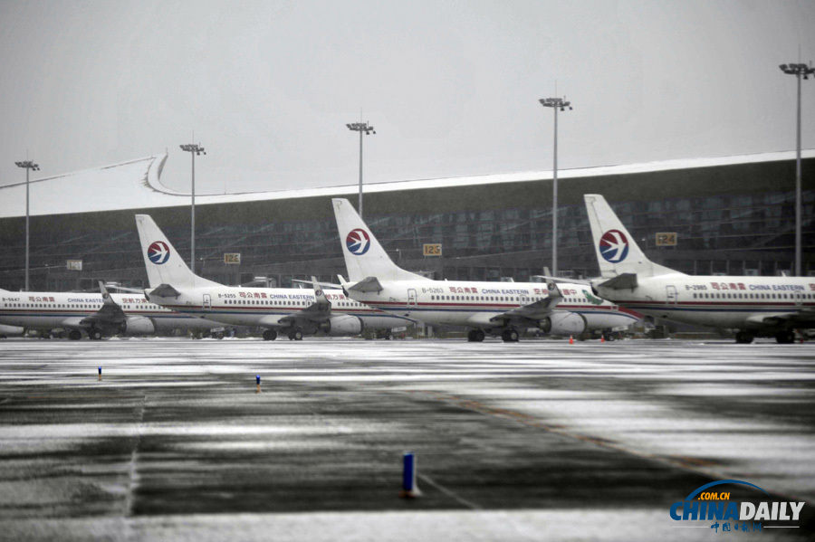 昆明機(jī)場(chǎng)一名因大雪滯留旅客暈倒 緊急送醫(yī)救治