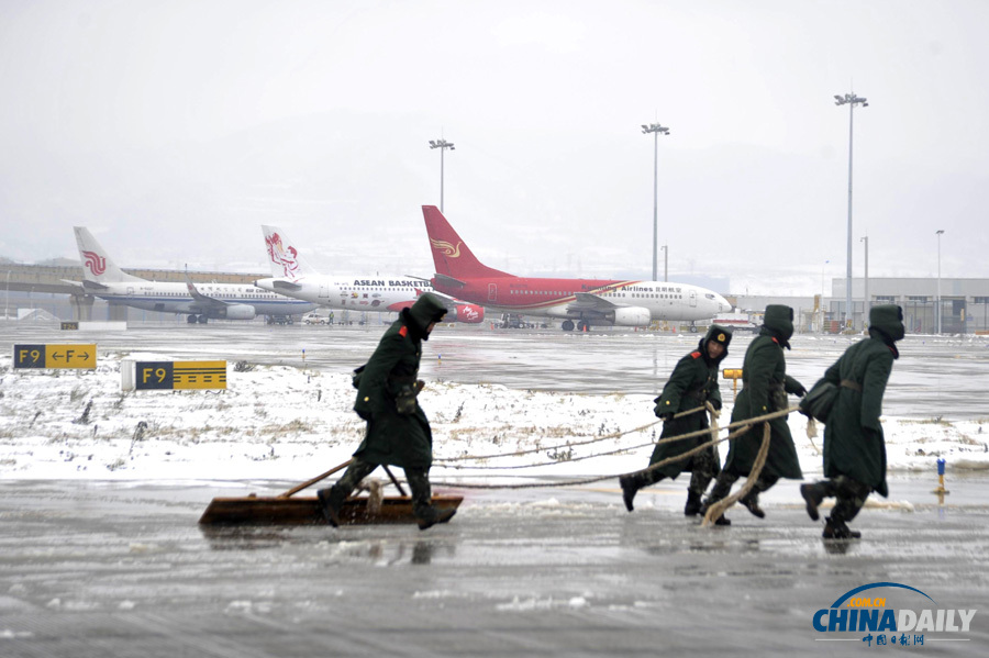 昆明機(jī)場一名因大雪滯留旅客暈倒 緊急送醫(yī)救治