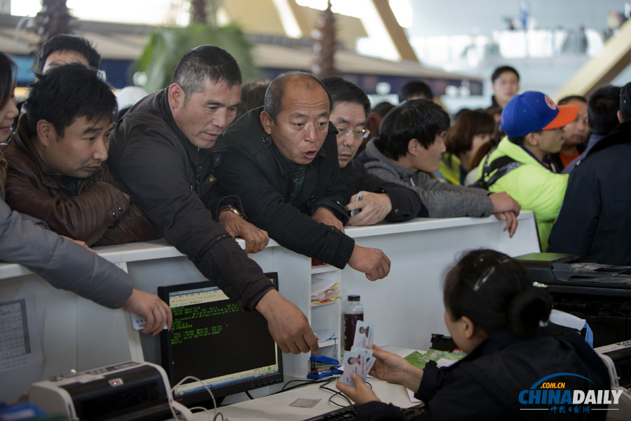 昆明機(jī)場一名因大雪滯留旅客暈倒 緊急送醫(yī)救治
