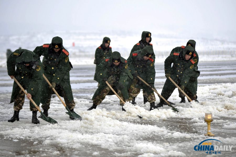 昆明機(jī)場(chǎng)一名因大雪滯留旅客暈倒 緊急送醫(yī)救治