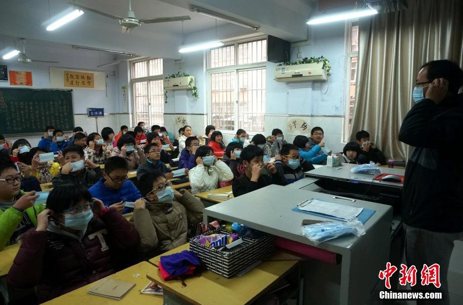 河南持續(xù)霧霾 學生戴口罩室內做操