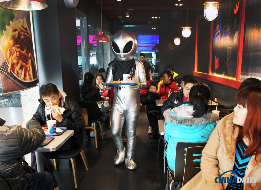 “秦兵俑”攜手“外星人”闖進餐廳當服務(wù)員