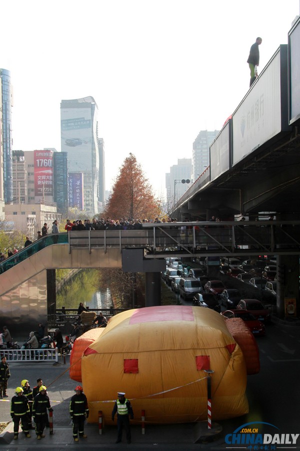 杭州鬧市區(qū)男子手持尖刀跳高架橋 消警聯(lián)手營(yíng)救