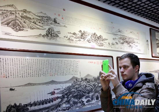 古稀老人舉辦“最愛秦皇島”國(guó)畫藝術(shù)展(組圖)
