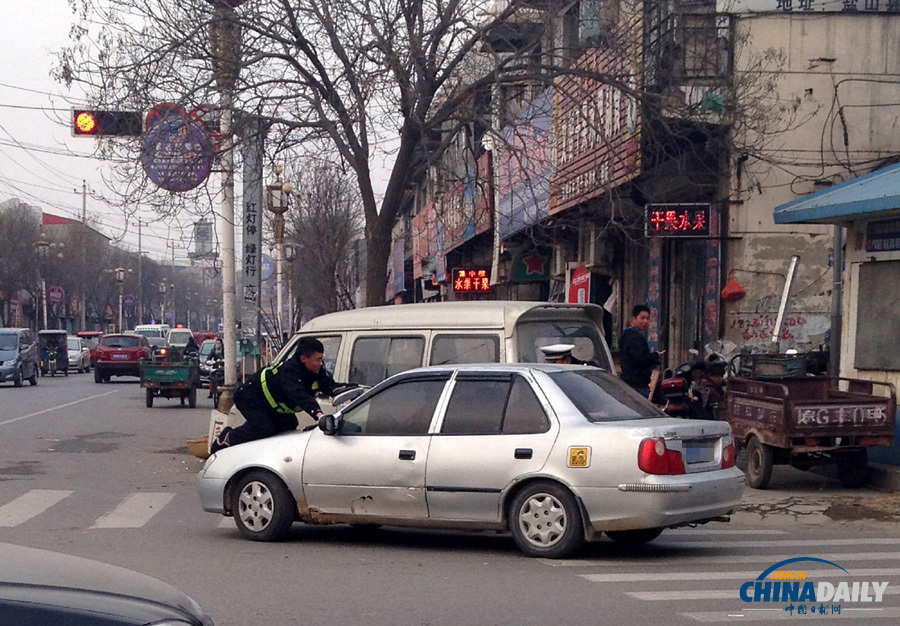 河北鹽山一車(chē)主頂著警察開(kāi)車(chē)被攔下