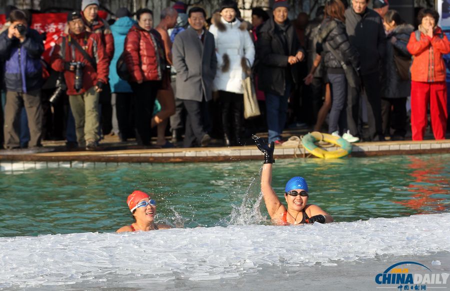 北京市第35屆冬泳大會(huì)在通州舉行 500多名冬泳愛(ài)好者冰水里暢游