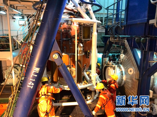 中國(guó)首次人工潛入300米深海“龍宮”探摸成功