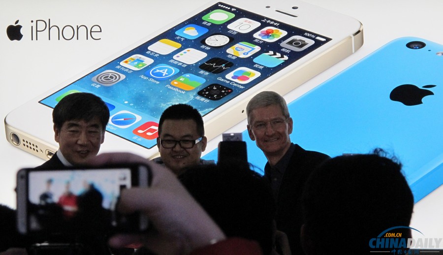 移動(dòng)4G版iPhone開賣 “果粉”獲贈(zèng)庫(kù)克簽名