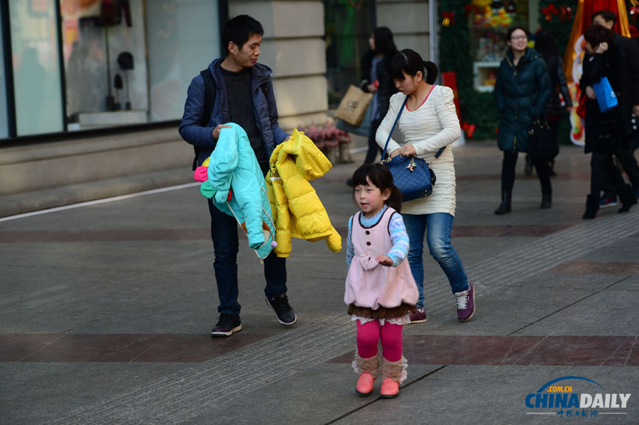 武漢現(xiàn)20℃高溫 市民脫去冬裝