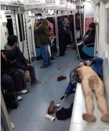 北京：醉酒男子裸身睡地鐵車(chē)廂被拘留(圖)