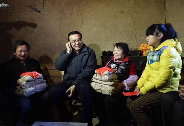 李克強(qiáng)與山村留守兒童父親通話囑平安