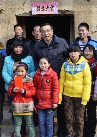 李克強(qiáng)與山村留守兒童父親通話囑平安