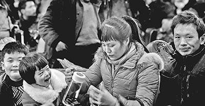 千辛萬(wàn)苦也要向著家的方向進(jìn)發(fā) 城鄉(xiāng)間遷徙的年輕人