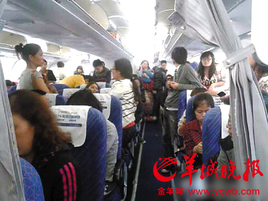 回國航班一再延誤 乘客到廣州后集體拒絕下機(圖)