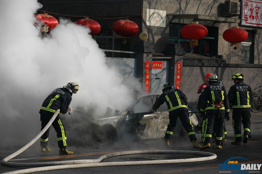 北京一輛寶馬轎車(chē)發(fā)生自燃 被燒只剩車(chē)架