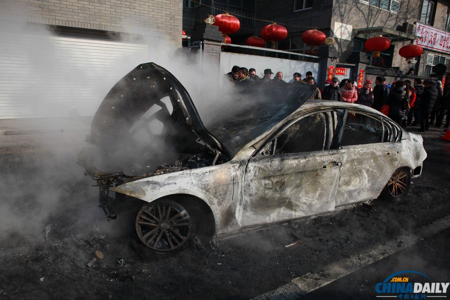 北京一輛寶馬轎車發(fā)生自燃 被燒只剩車架